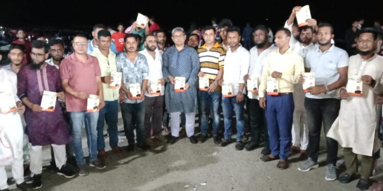 কুয়াকাটায় সরকারের উন্নয়ন কার্যক্রম তুলে ধরে  কেন্দ্রীয় যুবলীগ নেতা সোহাগের লিফলেট বিতরণ