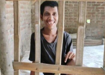 চাঁপাইনবাবগঞ্জে সিনেমায় নয়, বাস্তবেই অমিত হাসান বন্দী খাঁচায়