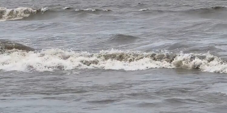 বঙ্গোপসাগরে ২৯ জেলেসহ ২টি ট্রলার ডুবি,  ২৮ জেলে উদ্ধার, ১ জেলে নিখোঁজ