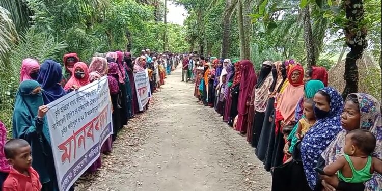 পায়রা বন্দরে ভূমি অধিগ্রহনের ক্ষতিপূরনের টাকা দিতে গড়িমসি, ভুক্তভোগীদের মানববন্ধন