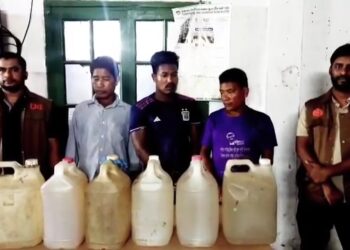 রাঙামাটি জেলা গোয়েন্দা (ডিবি) বিশেষ অভিযানে ২৫০ লিটার পাহাড়ী চোলাই মদসহ ৩ মাদক ব্যবসায়ীকে আটক করেছেন।