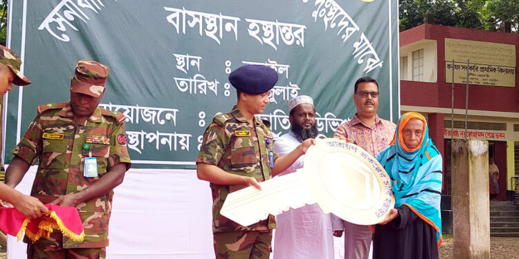 সেনাপ্রধান জেনারেল এস এম শফিউদ্দিন আহমেদের পক্ষে থেকে বাসস্থান হস্তান্তর