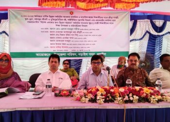 নড়াইলের শিক্ষার্থীদের মাঝে বিভাগীয় কমিশনার বিভিন্ন উপকরণ ও বাই সাইকেল বিতরণ করলেন