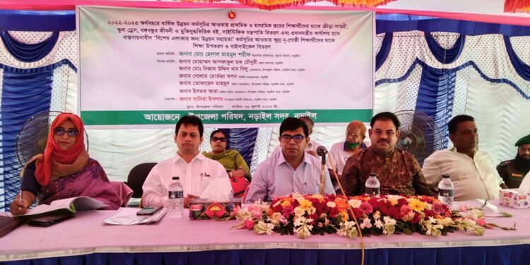 নড়াইলের শিক্ষার্থীদের মাঝে বিভাগীয় কমিশনার বিভিন্ন উপকরণ ও বাই সাইকেল বিতরণ করলেন