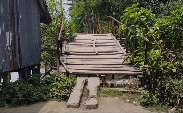 ঝুঁকিপূর্ন ব্রিজ জেনেও পটুয়াখালীতে শিক্ষার্থী-পথচারী পারাপার