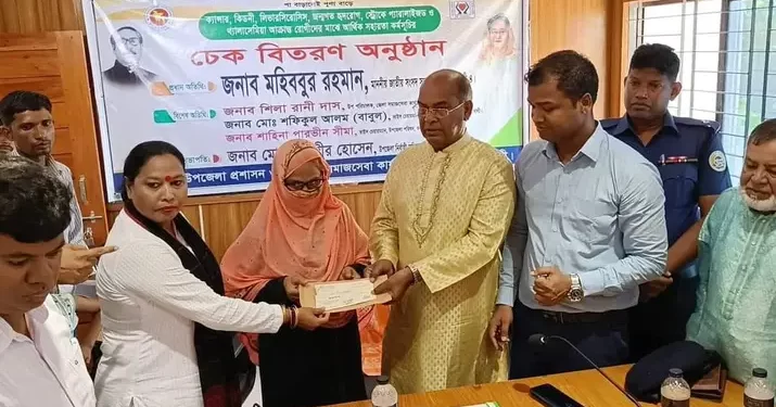 পটুয়াখালীতে ২৫ জন দুরারোগ্য ব্যাধি আক্রান্ত মানুষ পেল চিকিৎসা সহায়তার অর্থ