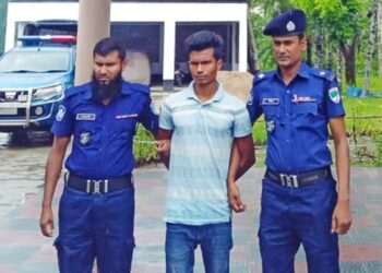 রামপালে গাঁজা ব্যবসায়ী রাকিবুল ইসলাম পুলিশের হাতে আটক