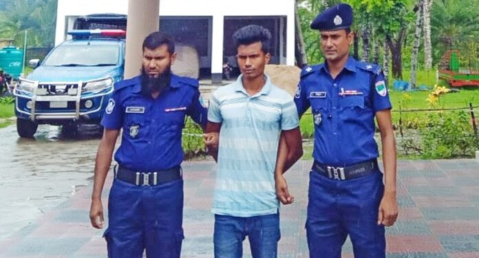 রামপালে গাঁজা ব্যবসায়ী রাকিবুল ইসলাম পুলিশের হাতে আটক