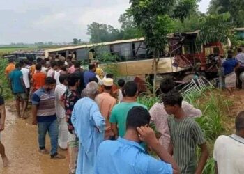 রংপুরের পীরগঞ্জে দুই বাস ও ট্রাকের ত্রিমুখী সংঘর্ষে পিতা-পুত্র নিহত আহত ৩৫ জন