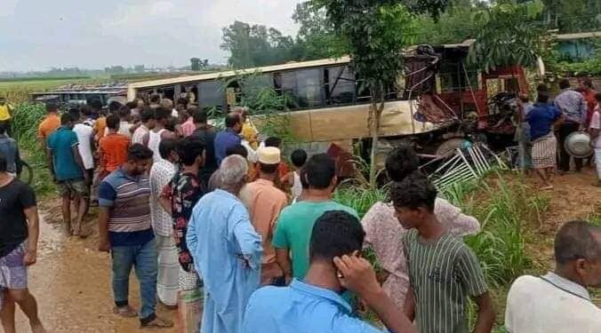 রংপুরের পীরগঞ্জে দুই বাস ও ট্রাকের ত্রিমুখী সংঘর্ষে পিতা-পুত্র নিহত আহত ৩৫ জন