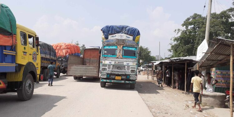 বাংলাবান্ধা স্থলবন্দরে ১১দিন পর আসছে পাথর