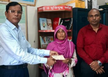 রামপালে বিভিন্ন জটিল রোগে আক্রান্ত ব্যক্তিদের মাঝে আর্থিক অনুদানের চেক বিতরণ