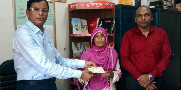 রামপালে বিভিন্ন জটিল রোগে আক্রান্ত ব্যক্তিদের মাঝে আর্থিক অনুদানের চেক বিতরণ