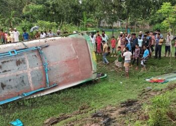পটুয়াখালীতে যাত্রীবাহি বাস খাদে পড়ে নিহত-১, আহত – ১৫