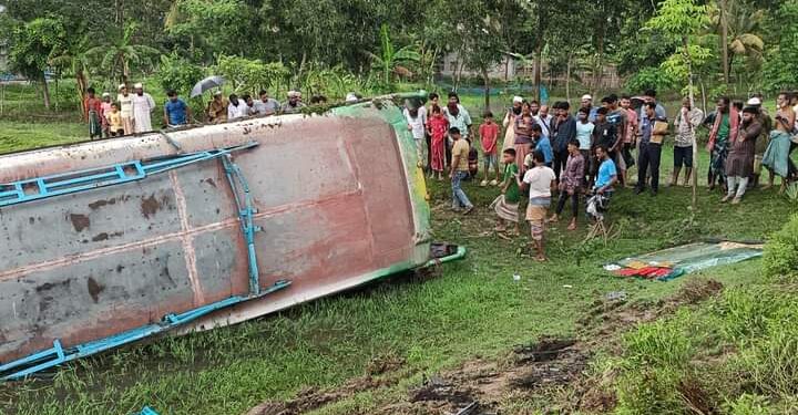 পটুয়াখালীতে যাত্রীবাহি বাস খাদে পড়ে নিহত-১, আহত – ১৫