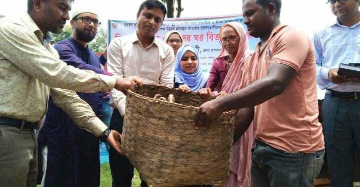 কালাইয়ে প্রাণি সম্পদের উদ্দ্যোগে বিনামূল্যে হাঁস বিতরণ