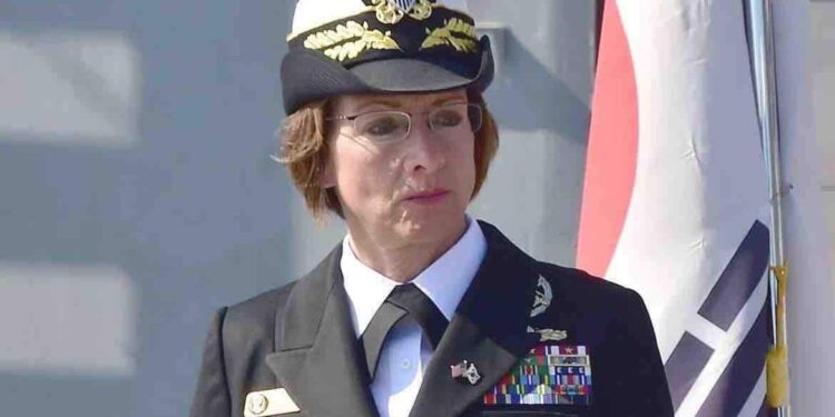 মার্কিন নৌবাহিনীতে প্রথম নারী প্রধান হতে পারবেন অ্যাডমিরাল লিসা ফ্রানচেত্তিক