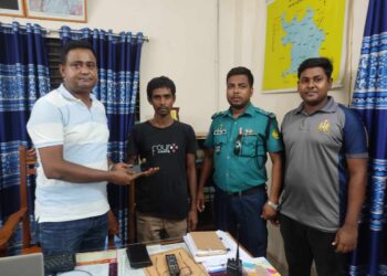হারানো মোবাইল উদ্ধার করে প্রকৃত মালিকের কাছে হস্তান্তর করলো কর্ণহার থানা পুলিশ 
