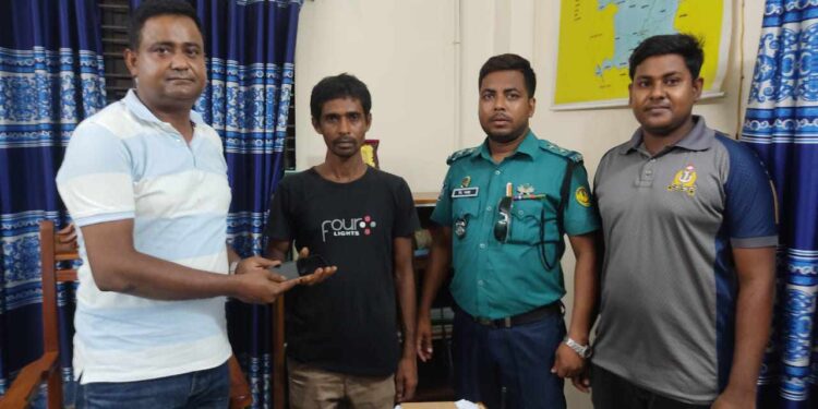 হারানো মোবাইল উদ্ধার করে প্রকৃত মালিকের কাছে হস্তান্তর করলো কর্ণহার থানা পুলিশ 