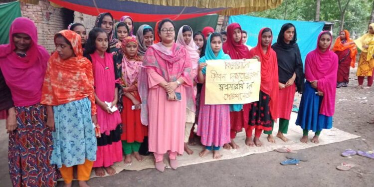 বাল্যবিয়ে প্রতিরোধে পোরশায় কিশোরীদের নিয়ে ব্র্যাকের জীবন দক্ষতা উন্নয়ন সেশন অনুষ্টিত