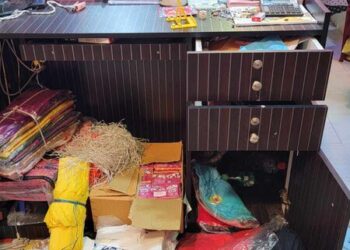 চোর আতংকে পৌরবাসি বাগেরহাট পৌর শহরে একরাতে ৭ টি দোকানে চুরি