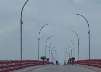 রংপুরের মহিপুরে তিস্তা নদীর ওপর নির্মিত তিস্তা সেতুর বাতি জ্বলে না গত কয়েক মাস ধরে