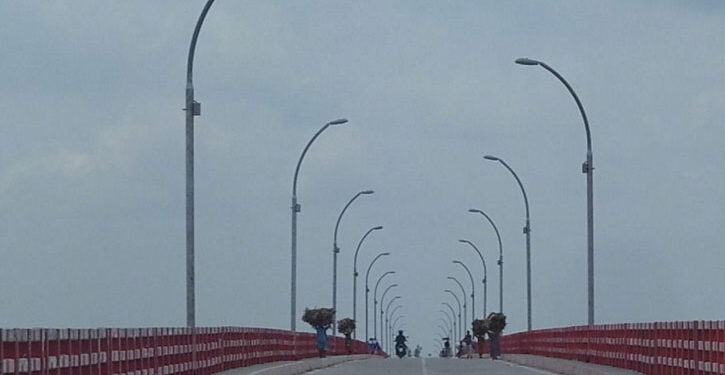 রংপুরের মহিপুরে তিস্তা নদীর ওপর নির্মিত তিস্তা সেতুর বাতি জ্বলে না গত কয়েক মাস ধরে