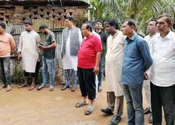 এমপির নির্দেশে ইট-বালি দিয়ে পুকুরিয়া রামপুর ডিসি সড়কের গর্ত ভরাট