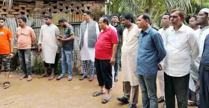 এমপির নির্দেশে ইট-বালি দিয়ে পুকুরিয়া রামপুর ডিসি সড়কের গর্ত ভরাট