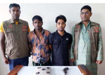 কোটি টাকার হেরোইন ও অস্ত্রসহ গোদাগাড়ীতে দুই মাদক কারবারি আটক