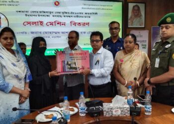 বঙ্গমাতার জন্মবার্ষিকী উপলক্ষে নড়াইলে সেলাই মেশিন ও আর্থিক সহায়তা প্রদান