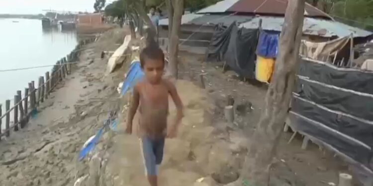 বাঁশখালীতে পানি শঙ্কায় নির্ঘুমে সহস্রাধিক পরিবার 