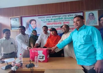 বঙ্গমাতা ফজিলাতুন্নেছার জন্মদিন উপলক্ষে সৈয়দপুরে দুস্থ পরিবারের মাঝে সেলাইমেশিন বিতরণ