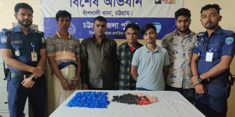 বাঁশখালীতে ৫ মাদক পাচারকারী আটক ১৫ হাজার ৪’শ পিস ইয়াবা উদ্ধার