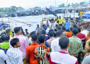 আকষ্মিক ঝড়ের কবলে পরে ১৬ জেলে সহ সমুদ্রে ট্রলার ডুবি