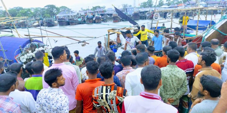 আকষ্মিক ঝড়ের কবলে পরে ১৬ জেলে সহ সমুদ্রে ট্রলার ডুবি