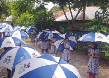 শিশুস্বর্গের নতুন ছাতা পেয়ে আনন্দে শিশুরা