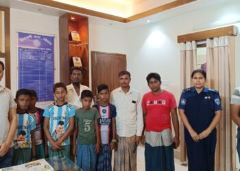 রাতে মাদ্রাসা পালানো ৫ শিশুকে উদ্ধার করে স্ব-স্ব পরিবারে তুলে  দিলেন ওসি কামাল