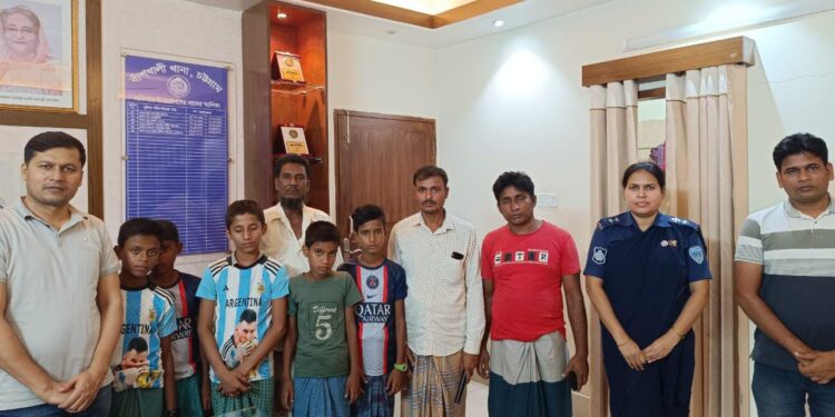 রাতে মাদ্রাসা পালানো ৫ শিশুকে উদ্ধার করে স্ব-স্ব পরিবারে তুলে দিলেন ওসি কামাল