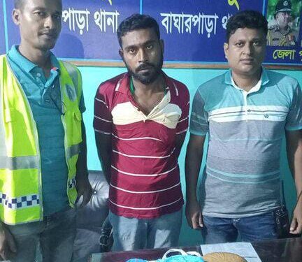 যশোরের বাঘারপাড়ায় মাদক কারবারি আটক