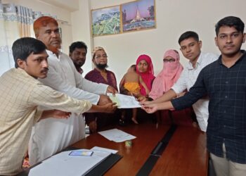 কুয়াকাটা পৌরসভার চতুর্থ শ্রেণির কর্মচারীর মৃত্যু দাবির চেক হস্তান্তর