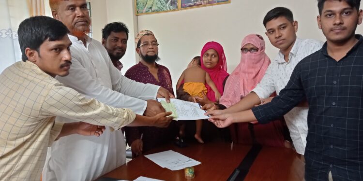 কুয়াকাটা পৌরসভার চতুর্থ শ্রেণির কর্মচারীর মৃত্যু দাবির চেক হস্তান্তর