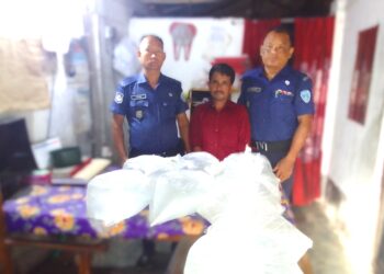 বাঁশখালীর সাধনপুরে ১০০ লিটার মদসহ  ছায়েম নামের এক মাদক ব্যবসায়ী গ্রেফতার 