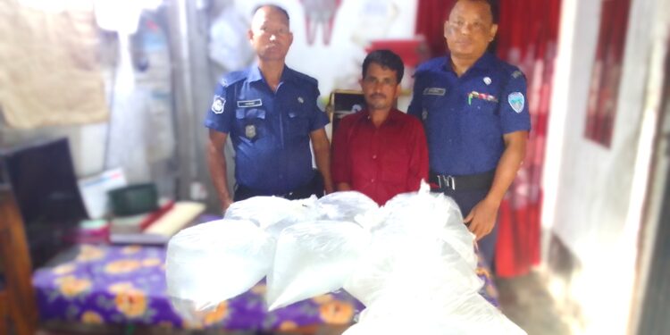 বাঁশখালীর সাধনপুরে ১০০ লিটার মদসহ  ছায়েম নামের এক মাদক ব্যবসায়ী গ্রেফতার 