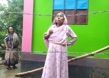 ভাঙ্গায় কাঁটা তারের বেড়ায় অবরুদ্ধ দুইপরিবার