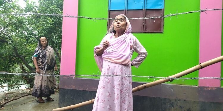 ভাঙ্গায় কাঁটা তারের বেড়ায় অবরুদ্ধ দুইপরিবার