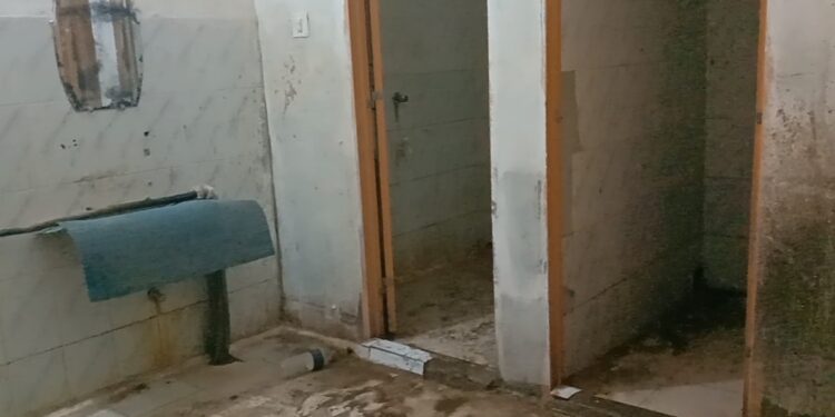 পানি সংকটে হাসপাতাল ছাড়ছেন রোগীরা,টয়লেটের দুর্গন্ধে নাকাল সেবা নিতে আসা মানুষ