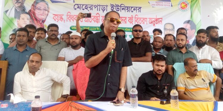 নরসিংদীতে জাতীয় শোক দিবস উপলক্ষে তিন শতাধিক বয়স্ক, বিধবা ও প্রতিবিন্ধী ভাতা ভোগীদের মাঝে বই বিতরণ