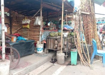 নগরীর ফুটপাত ব্যবসায়ীর দখলে পথচারি বিপাকে