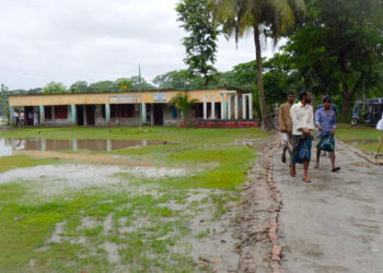 ঝালকাঠিতে স্কুলের মাঠ নষ্ট করে রাস্তা নির্মাণে চরম উত্তেজনা, রাস্তা রক্ষার্থে মানববন্ধন